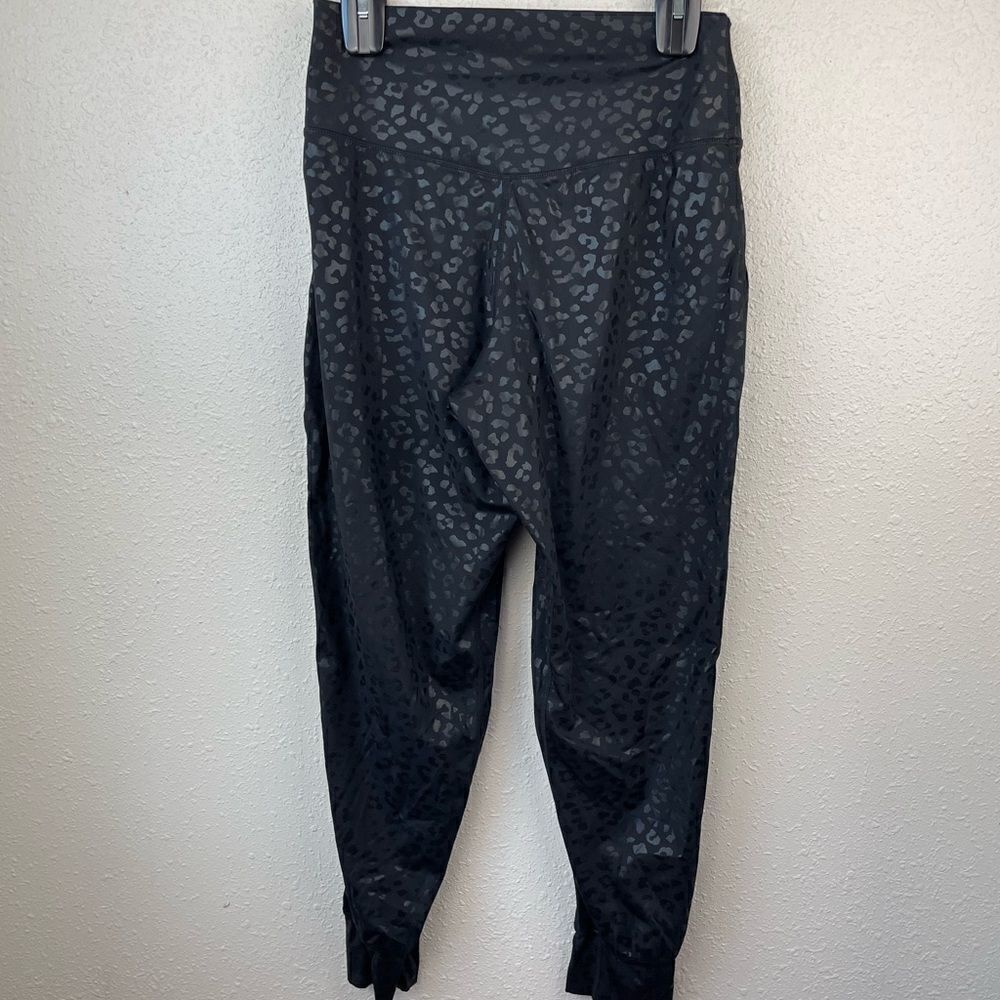 Gradual Animal Print Stretch Capri Leggings Size L EUC